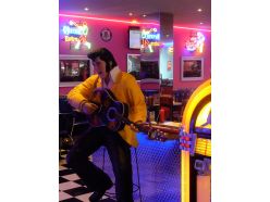 Statue Elvis Assis avec sa guitare 