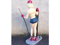 Statue Pompiste Girl Porte Menu